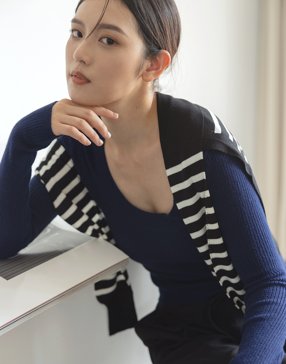 法式低圓領合身針織衫