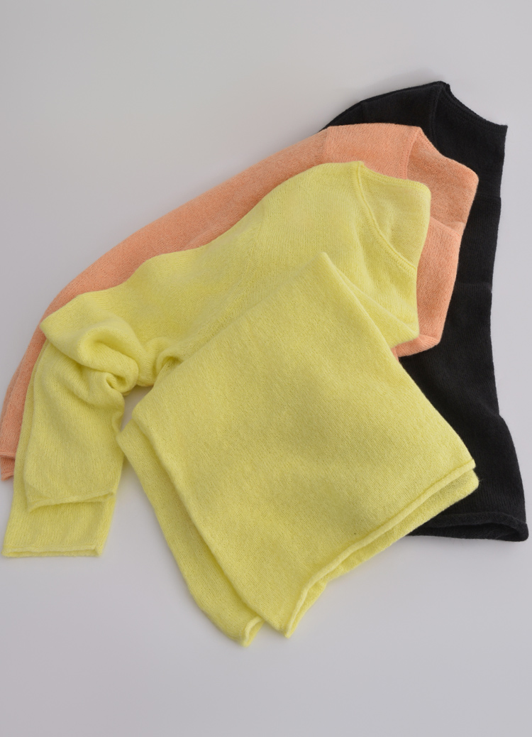 減齡好氣色! 澎軟亮色羊毛馬海毛V領衫