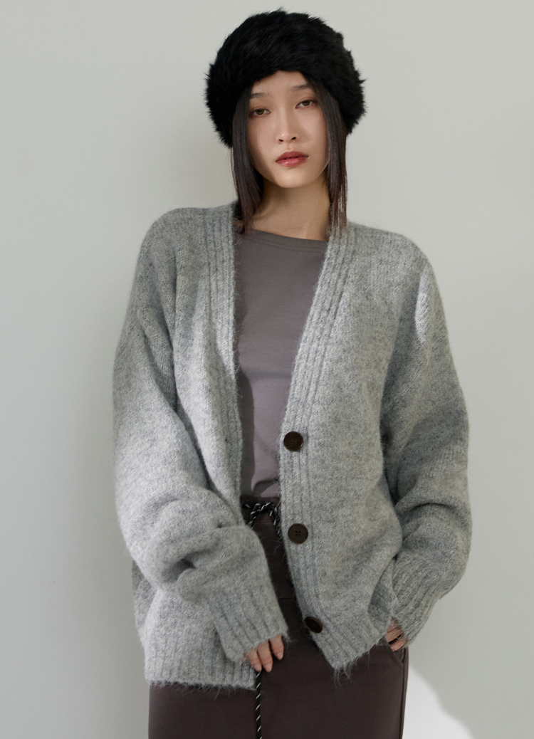 冬日生活碎片裡暖心氣質V領毛衣外套