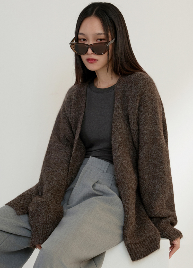 冬日生活碎片裡暖心氣質V領毛衣外套