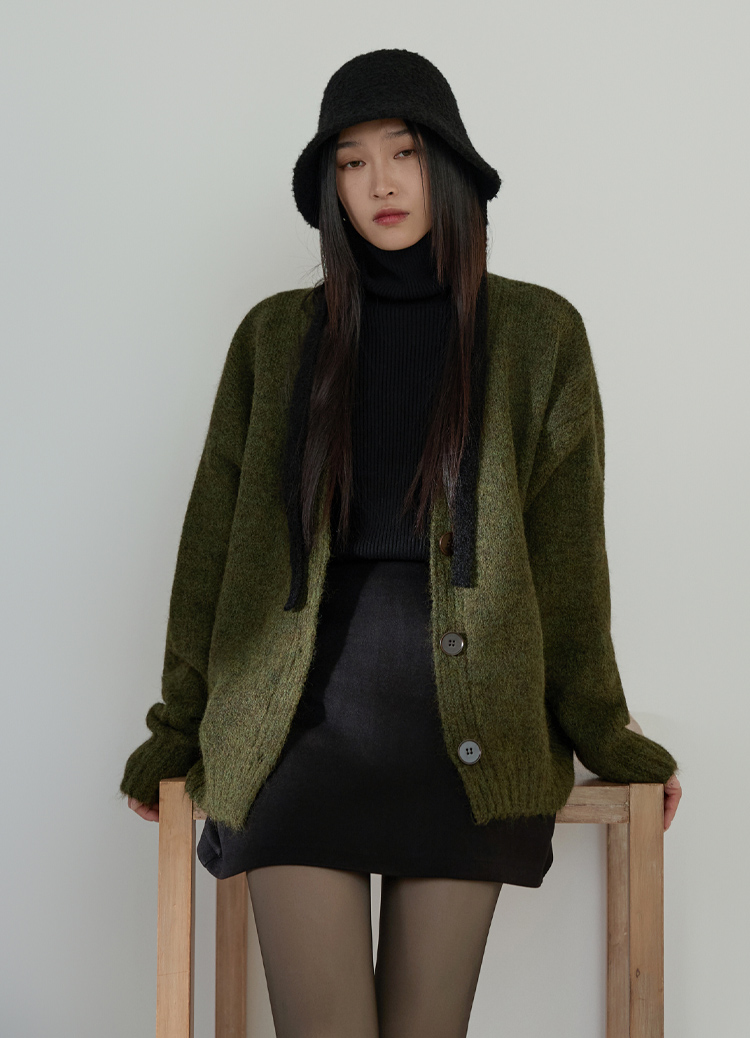 冬日生活碎片裡暖心氣質V領毛衣外套