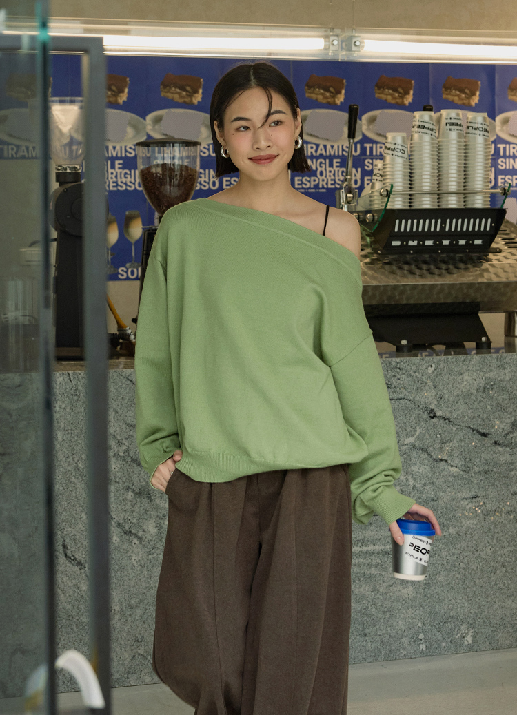 鎖骨殺手! 露肩一字領兩穿素面毛衣