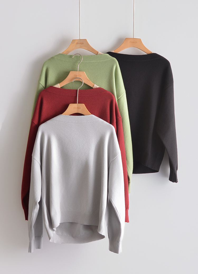 鎖骨殺手! 露肩一字領兩穿素面毛衣