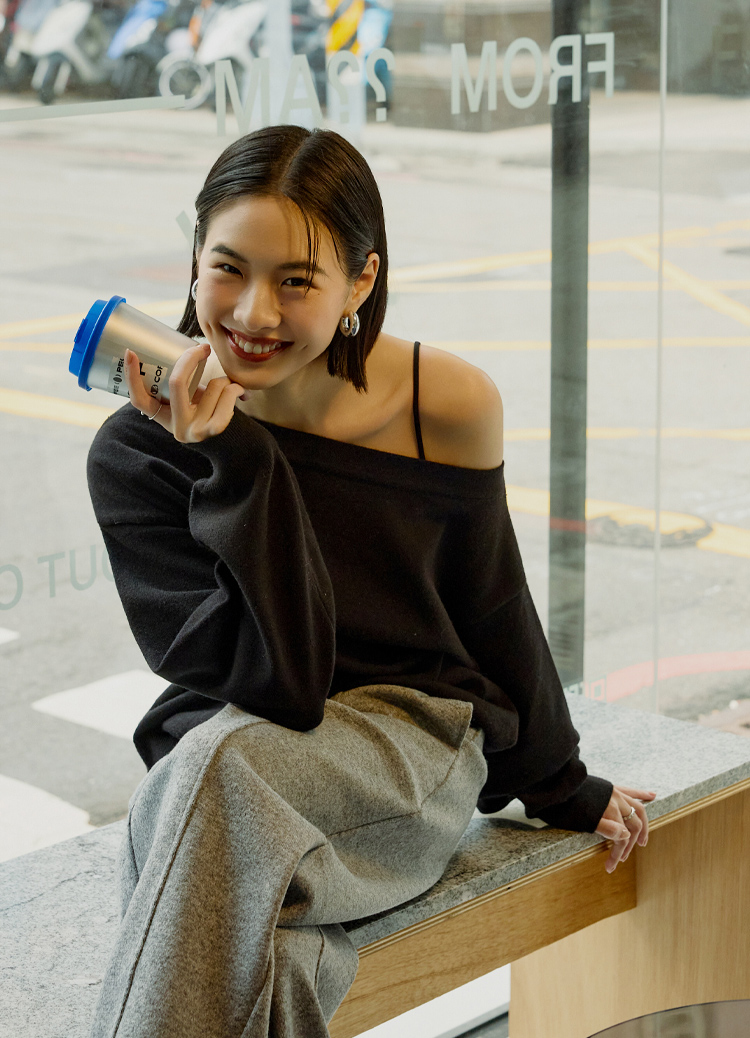 【大姐團】鎖骨美學! 露肩一字領兩穿素面毛衣